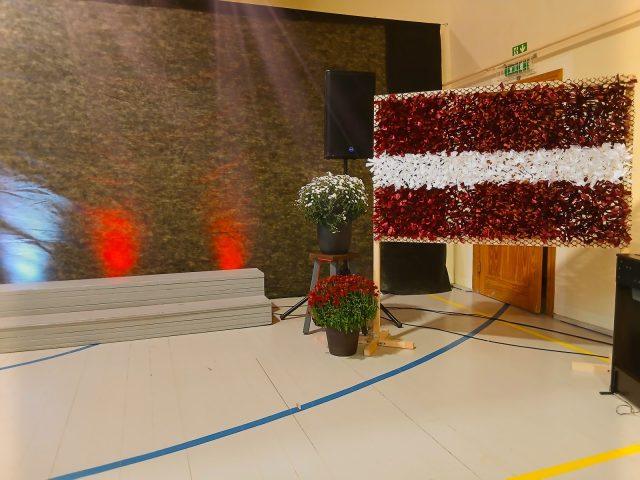 Sveicam mūsu Latviju svētkos!